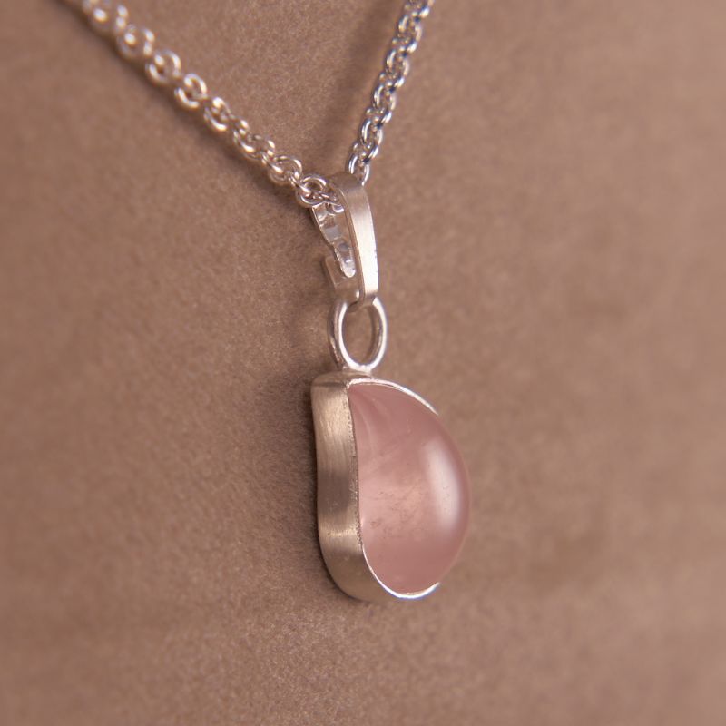 Rosenquarz wolkig, geschwungene Tropfenform